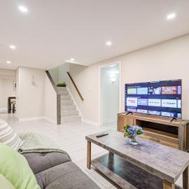 Lower-Level Classic House in Richmond Hill, hotel in Richmond Hill