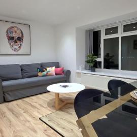 London Apartment with Three Bedrooms and Parking, hotel in Ealing