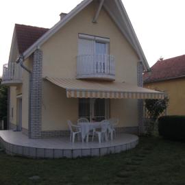 Holiday Home mit Terrassen- Balkonen sowie Parkplatz by Interhome, hotel a Dombóvár