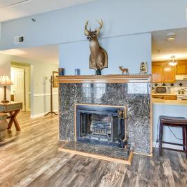 < 4 Mi to Sugar Mtn Resort: Condo w/ Indoor Pool!: Sugar Mountain şehrinde bir otel