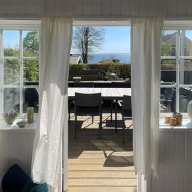 Thatched Wooden House With Sea View, hotel em Haderslev