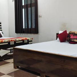 Dev Guest House, hotel in Aklera