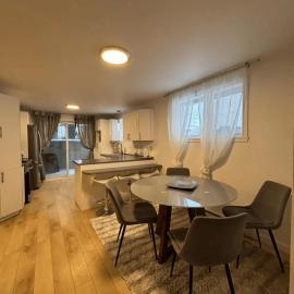 Cozy fully-furnished appartement in St-Rose Laval, hotel u gradu Laval