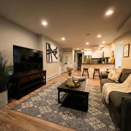 Boardwalk- large modern unit with King bed fast WIFI free coffee and easy parking