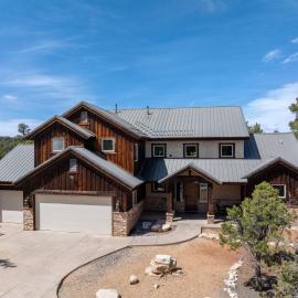 Large Family Cabin minutes from Zion National Park, hotel in Orderville