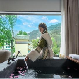 Enjoy Pleasant Hotel 九寨沟龙康桐画店, hotel v mestu Jiuzhaigou