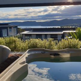 Modern retreat in Kinloch, hotel in Taupo