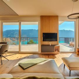 Adlerblick Deluxe Seeblick Ossiacher See, готель у місті Анненгайм