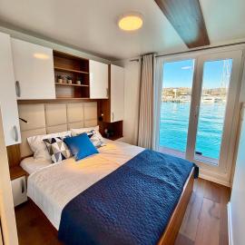 Liberty Floating House with Jacuzzi & Sea View, hotel in Portorož