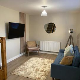 #105 The Old Bakery - Beautiful Cottage - 5 mins to Webb Ellis Rugby Museum - Sleeps 4 -" Perfect for Contractors and Small Families - Free Parking", hotel i Rugby