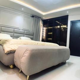 Rare Luxury 2bed guest house with private garden close to airport – hotel w mieście Lagos