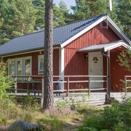 Holiday Home Rustikales Landhaus Skogsmullehaus 1 mit Terrasse by Interhome – hotel w mieście Loftahammar