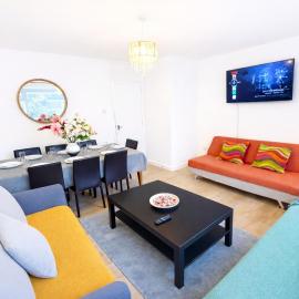 Stunning four bedroom house close to Excel, O2 & Central London with free parking