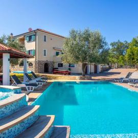 Villa Grande heated pool&whirpool&sauna&pet friendly Krk, hotel u gradu Gostinjac