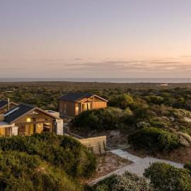 Two Luxury Cabins in Romansbaai Beach & Fynbos Estate - With Inverter, hotel a Kleinbaai