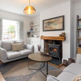 Charming 2 Bed Cottage - within city walls - free parking- garden