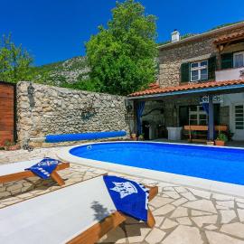 Lichtdurchflutete Finca mit Alpaka-Ranch in der Nähe, Privatpool, Grillbereich, Waschmaschine、Drivenikのホテル
