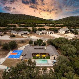 The BIG TEX, Amenity Packed, 2 mi to Frio River