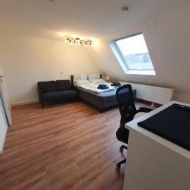 Gemütliche zentrale 1Zimmer-DG-Wohnung in Mühlacker, hotel em Mühlacker