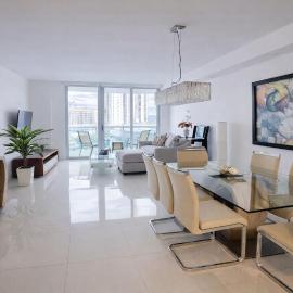 Vista al mar, piscina y cochera en Sunny Isles