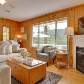 Candler Cabin w/ Deck & Mount Pisgah Views!, hotel v destinaci Candler