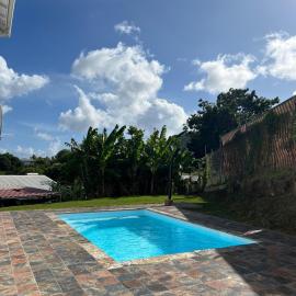 Havre de détente, F2 et studio en bas de villa avec piscine