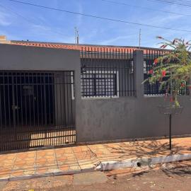 Casa espaçosa com ar em todos os quartos, hotel in Ourinhos