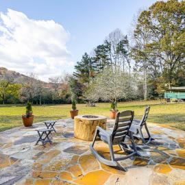 3 Mi to Hiawassee: 'Berry Cute Country Cottage', hotel in Hiawassee