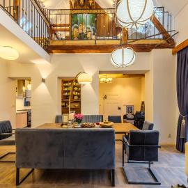 Jevany Four Bedroom Luxury Villa by the Lake with Infrasauna and Grill, hotell sihtkohas Jevany