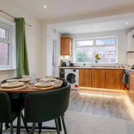 Spacious 4 bed Ideal for Business & Long Term Stays, Free Parking