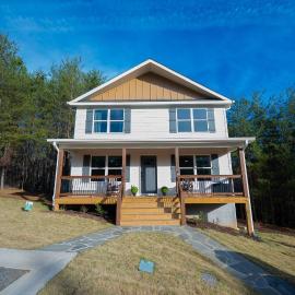 Modern Luxury Cabin w/ Hot Tub & Fire Pit in Helen, hotel sa Helen