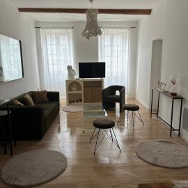 CARPENTRAS appartement climatisé 3e étage situé dans le centre historique