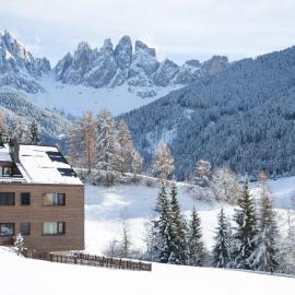 Trutscher Häusl - Luxury Dolomites Chalet with Private Hot Tub, hotell i Funes
