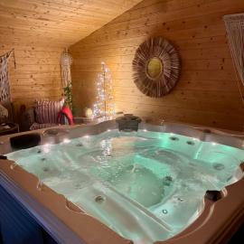 Loft romantique avec spa privatif, hotel Charmes-sur-lʼHerbasse városában