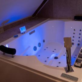 Love Room Evasion Jacuzzi Sauna Hamamm, hotel in Saint-Cyr-sur-Loire