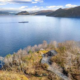 Look at this view! 3 BR house overlooking Hardangerfjorden، فندق في Kvam