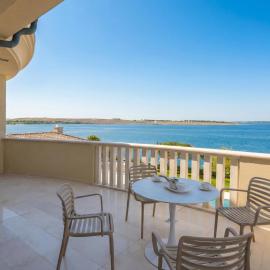 Luxury Beachfront Apartment - Villa Bregeš, hotel in Povljana