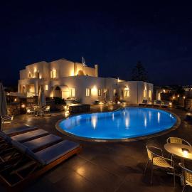 Babis Hotel, hotel di Karterados