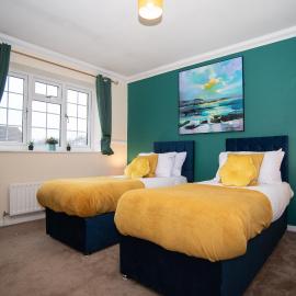 Telford Town Centre | Spacious Contractor Stay – Sleeps 8