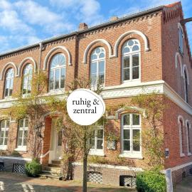 FeWo "Ebbe" im historischen Denkmal, ruhig & modern mit Stil, Kunst und großem Garten, hochwertiger Ausstattung & zentraler Lage in Esens- 3km zur Nordsee, alles fußläufig erreichbar - ideal für Paare oder kleine Familien