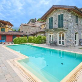 spiaggia uno pool side apartment