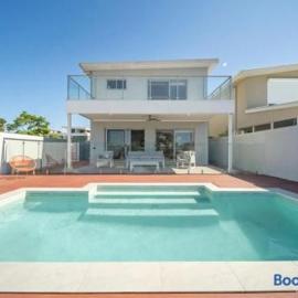 Large 5-Bedroom Family Retreat in Helensvale with Pool, hotel u gradu 'Gold Coast'