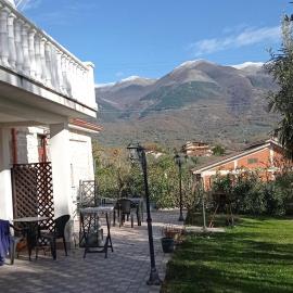 1-Bed Apartment Sleeps 2 - Free Parking and Garden