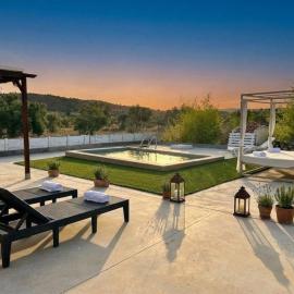 Villa en Biar con piscina privada y jardín, hotel in Biar