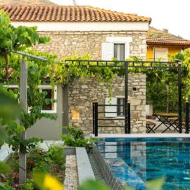 Filippos Traditional Villa - Pool & Garden Retreat, hotel u gradu Finiq