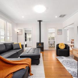 Spacious Multifunctional 5BR Retreat with Backyard, hotel in Bayswater