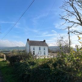Castleroddy House - spacious farmhouse - king beds - extensive parking, ξενοδοχείο σε Lislap