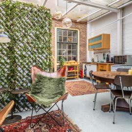Cozy two-room city center apartment with garden, hotel u gradu Amersfort
