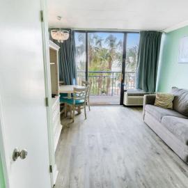 Oceanfront 1BR with Heated Pools, Coral Beach,New!