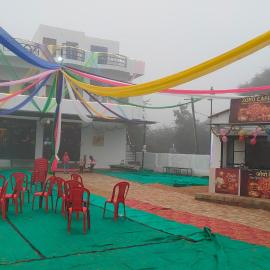 Zoyo Cafe Guest Stay and Celebration lawn, hótel í Bairāt